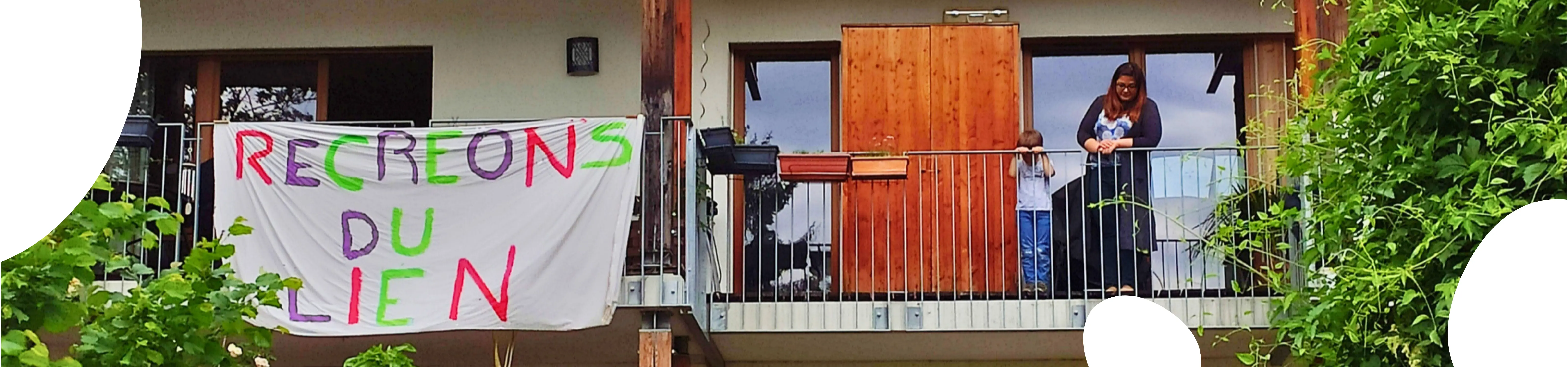 Balcons fleuris avec une banderole « Recréons du lien », habitants se saluant depuis leurs fenêtres